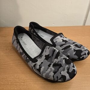 Clarks Black and Gray Flats